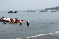 Para pekerja TKBM saat memuat barang menuju kapal penyebrangan di Pelabuhan Kota Agung, Tanggamus, Kamis 13 Agustus 2026 | Herdi/Media Prioritastv.com.