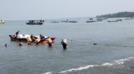 Para pekerja TKBM saat memuat barang menuju kapal penyebrangan di Pelabuhan Kota Agung, Tanggamus, Kamis 13 Agustus 2026 | Herdi/Media Prioritastv.com.