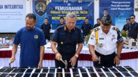 Kalapas Kelas IIb Kota Agung Ruh Harijadi saat memusnkan handphone menggunakan palu dalam pemusnahan barang bukti di Lapas setempat, Kamis 13 Agustus 2026 | Zulkarnain/Media Prioritastv.com.