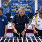 Kalapas Kelas IIb Kota Agung Ruh Harijadi saat memusnkan handphone menggunakan palu dalam pemusnahan barang bukti di Lapas setempat, Kamis 13 Agustus 2026 | Zulkarnain/Media Prioritastv.com.