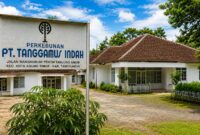 Plang lama PT Tanggamus Indah dan perkantoran di lokasi setempat | Dok. Arsip Direstorasi AI.
