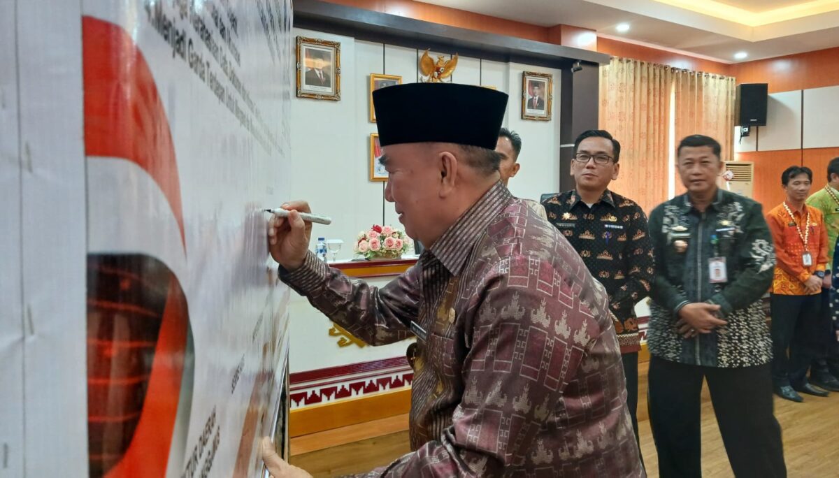 Bupati Tanggamus, H. Moh. Saleh Asnawi saat mendantangani komitmen APIP dalam memperkuat integritas di Rupatama kantor bupati, Kamis 13 Agustus 2026 | Zulkarnain/Media Prioritastv.com.