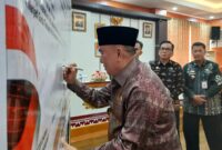 Bupati Tanggamus, H. Moh. Saleh Asnawi saat mendantangani komitmen APIP dalam memperkuat integritas di Rupatama kantor bupati, Kamis 13 Agustus 2026 | Zulkarnain/Media Prioritastv.com.