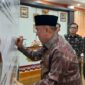 Bupati Tanggamus, H. Moh. Saleh Asnawi saat mendantangani komitmen APIP dalam memperkuat integritas di Rupatama kantor bupati, Kamis 13 Agustus 2026 | Zulkarnain/Media Prioritastv.com.