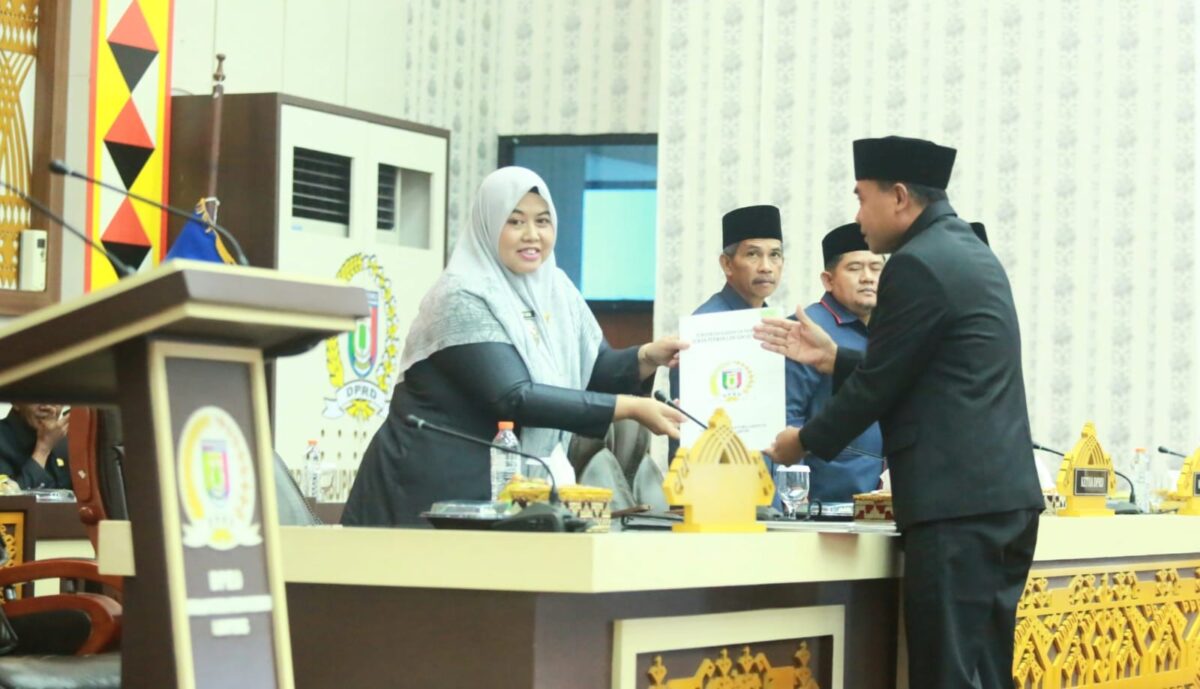 Wabup Pringsewu Umi Laila saat menerima berkas KUA-PPAS 2027 Pringsewu | Dok. Humas Pemkab Pringsewu.