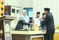 Wabup Pringsewu Umi Laila saat menerima berkas KUA-PPAS 2027 Pringsewu | Dok. Humas Pemkab Pringsewu.