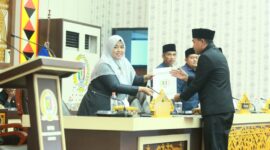 Wabup Pringsewu Umi Laila saat menerima berkas KUA-PPAS 2027 Pringsewu | Dok. Humas Pemkab Pringsewu.