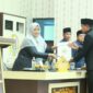Wabup Pringsewu Umi Laila saat menerima berkas KUA-PPAS 2027 Pringsewu | Dok. Humas Pemkab Pringsewu.