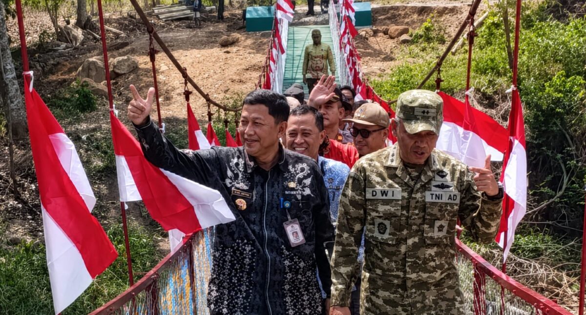 Dandim 0424 Tanggamus, Letkol Inf Dwi Djunaidi Mulyono bersama para pejabat Pemkab Tanggamus mencoba melintasi jembatan garuda di Pekon Darusalam, Gunung Alip, Kamis 13 Agustus 2026 | Herdi/Media Prioritastv.com.