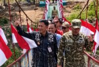 Dandim 0424 Tanggamus, Letkol Inf Dwi Djunaidi Mulyono bersama para pejabat Pemkab Tanggamus mencoba melintasi jembatan garuda di Pekon Darusalam, Gunung Alip, Kamis 13 Agustus 2026 | Herdi/Media Prioritastv.com.