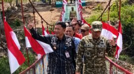 Dandim 0424 Tanggamus, Letkol Inf Dwi Djunaidi Mulyono bersama para pejabat Pemkab Tanggamus mencoba melintasi jembatan garuda di Pekon Darusalam, Gunung Alip, Kamis 13 Agustus 2026 | Herdi/Media Prioritastv.com.