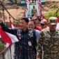 Dandim 0424 Tanggamus, Letkol Inf Dwi Djunaidi Mulyono bersama para pejabat Pemkab Tanggamus mencoba melintasi jembatan garuda di Pekon Darusalam, Gunung Alip, Kamis 13 Agustus 2026 | Herdi/Media Prioritastv.com.