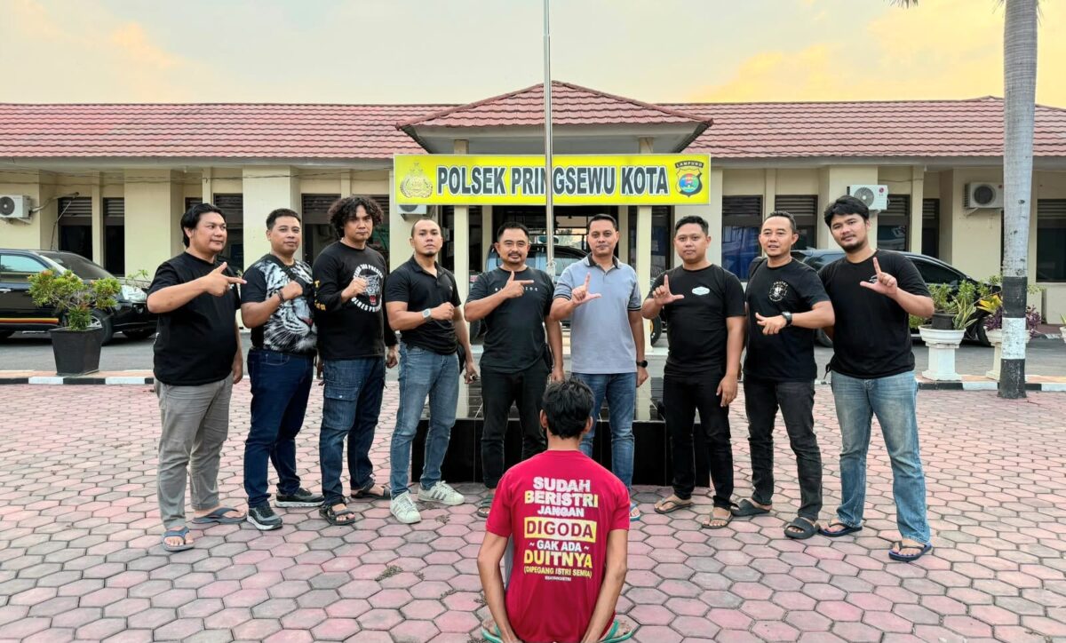 AS alias 'Andi Lau' yang ditangkap polisi dengan memakai kaus dengan tulisan yang mencuri perhatian sebelum dijebloskan ke sel tahanan, Jumat 14 Agustus 2026 | Dok. Humas Polres Pringsewu.