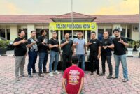 AS alias 'Andi Lau' yang ditangkap polisi dengan memakai kaus dengan tulisan yang mencuri perhatian sebelum dijebloskan ke sel tahanan, Jumat 14 Agustus 2026 | Dok. Humas Polres Pringsewu.