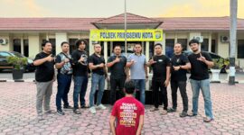 AS alias 'Andi Lau' yang ditangkap polisi dengan memakai kaus dengan tulisan yang mencuri perhatian sebelum dijebloskan ke sel tahanan, Jumat 14 Agustus 2026 | Dok. Humas Polres Pringsewu.