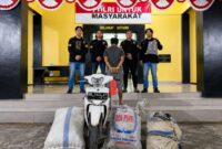 Tersangka SH yang berhasil ditangkap berikut barang bukti sepeda motor dan kopi curian sebelum dijebloskan ke sel tahanan, Jumat 14 Agustus 2026 | Dok. Humas Polres Tanggamus.