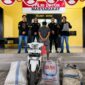 Tersangka SH yang berhasil ditangkap berikut barang bukti sepeda motor dan kopi curian sebelum dijebloskan ke sel tahanan, Jumat 14 Agustus 2026 | Dok. Humas Polres Tanggamus.
