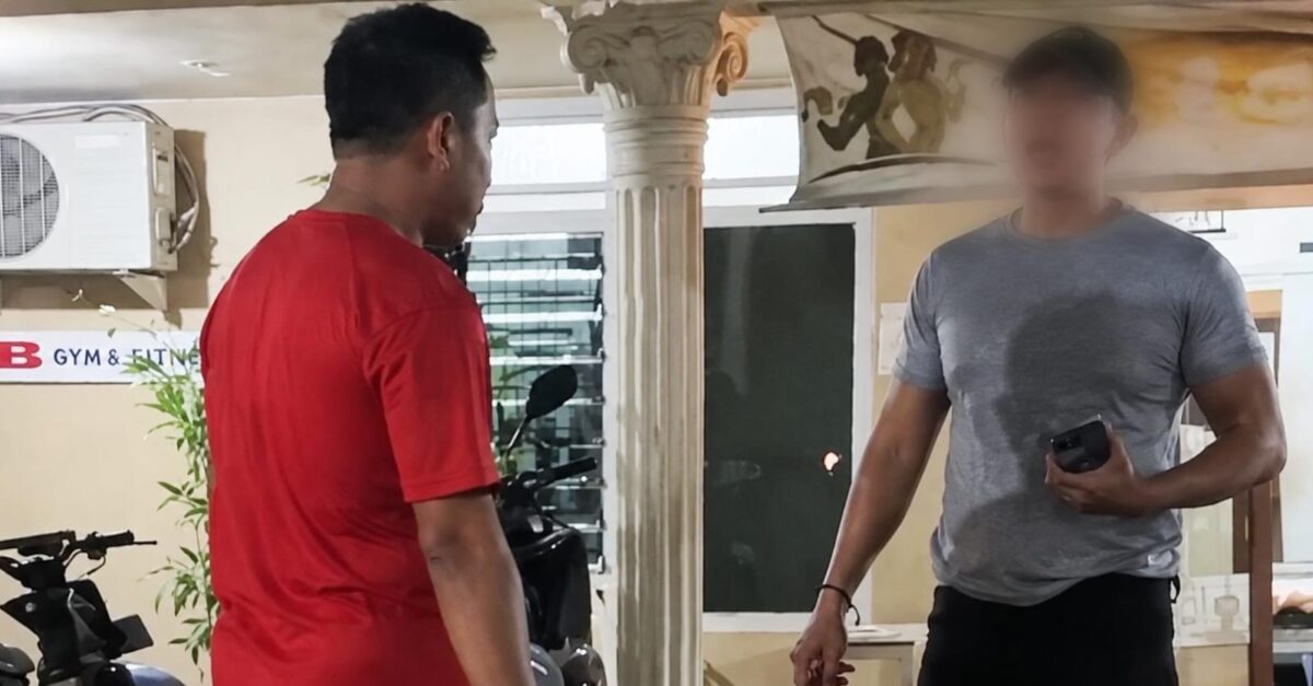 Agus Munada, pria berbaju merah yang terekam kamera dalam video viral diduga melakukan mencekik dan menampar gadis di Talang Padang, Tanggamus, Kamis 13 Agustus 2026 | ist/Media Prioritastv.com.