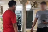Agus Munada, pria berbaju merah yang terekam kamera dalam video viral diduga melakukan mencekik dan menampar gadis di Talang Padang, Tanggamus, Kamis 13 Agustus 2026 | ist/Media Prioritastv.com.