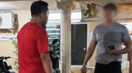 Agus Munada, pria berbaju merah yang terekam kamera dalam video viral diduga melakukan mencekik dan menampar gadis di Talang Padang, Tanggamus, Kamis 13 Agustus 2026 | ist/Media Prioritastv.com.