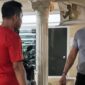 Agus Munada, pria berbaju merah yang terekam kamera dalam video viral diduga melakukan mencekik dan menampar gadis di Talang Padang, Tanggamus, Kamis 13 Agustus 2026 | ist/Media Prioritastv.com.