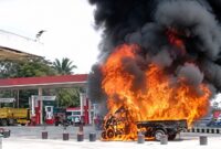 Api yang berkobar membakar mobil pickup Grandmax yang disebut terjadi di SPBU Simpang 4  Blambangan Umpu, Way Kanan, Jumat 14 Agustus 2026 | Dok. Tangkapan Layar Video.