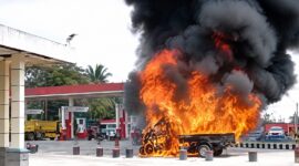 Api yang berkobar membakar mobil pickup Grandmax yang disebut terjadi di SPBU Simpang 4  Blambangan Umpu, Way Kanan, Jumat 14 Agustus 2026 | Dok. Tangkapan Layar Video.