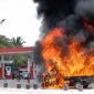 Api yang berkobar membakar mobil pickup Grandmax yang disebut terjadi di SPBU Simpang 4  Blambangan Umpu, Way Kanan, Jumat 14 Agustus 2026 | Dok. Tangkapan Layar Video.