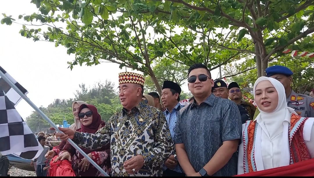 Wakil Ketua I DPRD Tanggamus M. Rangga Putra Hakim saat mendampingi Bupati Tanggamus H. Moh. Saleh Asnawi di Pantai Muara Indah, Kota Agung, Jumat 14 Agustus 2026 | Herdi/Media Prioritastv.com.