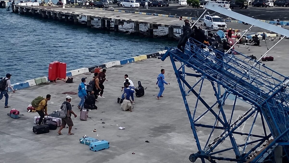 Video kepanikan di Pelabuhan Maumere NTT saat Gempa M 7,7 mengguncang yang direkam warga dari atas kapal, Sabtu 15 Agustus 2026 | Dok. Tangkapan Layar Video.