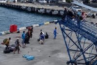 Video kepanikan di Pelabuhan Maumere NTT saat Gempa M 7,7 mengguncang yang direkam warga dari atas kapal, Sabtu 15 Agustus 2026 | Dok. Tangkapan Layar Video.
