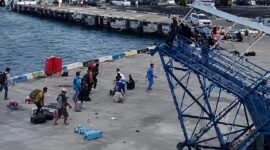 Video kepanikan di Pelabuhan Maumere NTT saat Gempa M 7,7 mengguncang yang direkam warga dari atas kapal, Sabtu 15 Agustus 2026 | Dok. Tangkapan Layar Video.