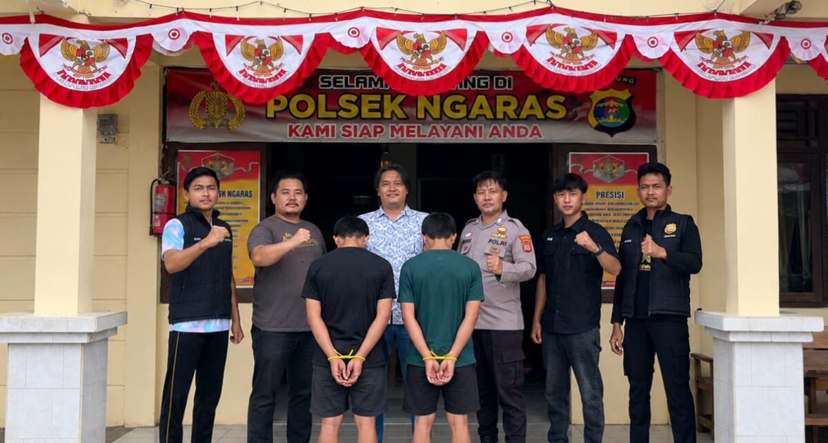 Kakak beradik tersangka pencurian dinamo listrik saat berada di Polsek Ngaras sebelum dijebloskan ke sel tahanan, Sabtu 15 Agustus 2026 | Suroso/Media Prioritastv.com.