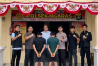 Kakak beradik tersangka pencurian dinamo listrik saat berada di Polsek Ngaras sebelum dijebloskan ke sel tahanan, Sabtu 15 Agustus 2026 | Suroso/Media Prioritastv.com.