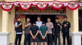 Kakak beradik tersangka pencurian dinamo listrik saat berada di Polsek Ngaras sebelum dijebloskan ke sel tahanan, Sabtu 15 Agustus 2026 | Suroso/Media Prioritastv.com.