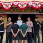 Kakak beradik tersangka pencurian dinamo listrik saat berada di Polsek Ngaras sebelum dijebloskan ke sel tahanan, Sabtu 15 Agustus 2026 | Suroso/Media Prioritastv.com.