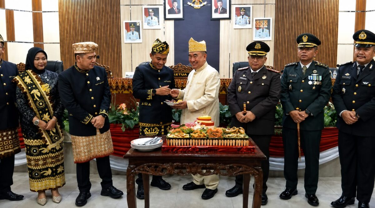 Pemotongan nasi tumpeng oleh Ketua DPRD Tanggamus Agung Setyo Utomo yang diserahkan kepada Bupati Tanggamus H. Moh. Saleh Asnawi, disaksikan jajaran Forkopimda, Jumat (14/8/2026). | Herdi/Media Prioritastv.com.