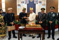 Pemotongan nasi tumpeng oleh Ketua DPRD Tanggamus Agung Setyo Utomo yang diserahkan kepada Bupati Tanggamus H. Moh. Saleh Asnawi, disaksikan jajaran Forkopimda, Jumat (14/8/2026). | Herdi/Media Prioritastv.com.