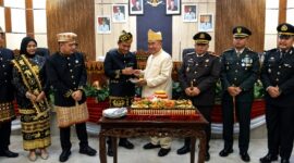 Pemotongan nasi tumpeng oleh Ketua DPRD Tanggamus Agung Setyo Utomo yang diserahkan kepada Bupati Tanggamus H. Moh. Saleh Asnawi, disaksikan jajaran Forkopimda, Jumat (14/8/2026). | Herdi/Media Prioritastv.com.