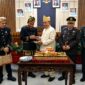 Pemotongan nasi tumpeng oleh Ketua DPRD Tanggamus Agung Setyo Utomo yang diserahkan kepada Bupati Tanggamus H. Moh. Saleh Asnawi, disaksikan jajaran Forkopimda, Jumat (14/8/2026). | Herdi/Media Prioritastv.com.