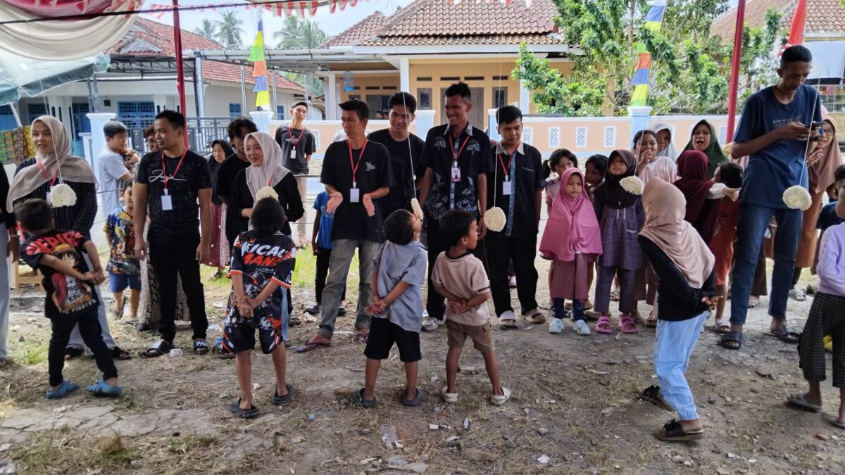 Peserta anak anak lomba adu cepat menghabiskan kerupuk dalam lomba meriahkan HUT ke 81 RI di Sabahluppak, Kuripan, Kota Agung, Tanggamus, Sabtu, 15 Agustus 2026 / Herdi/Media Prioritastv.com.