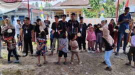 Peserta anak anak lomba adu cepat menghabiskan kerupuk dalam lomba meriahkan HUT ke 81 RI di Sabahluppak, Kuripan, Kota Agung, Tanggamus, Sabtu, 15 Agustus 2026 / Herdi/Media Prioritastv.com.