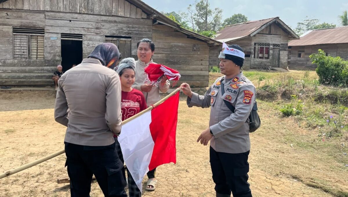 Pembagian dan pemasangan bendera merah putih di Pekon Way Haru, Pesisir Barat, Lampung | Dok. Polsek Ngaras.