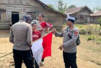 Pembagian dan pemasangan bendera merah putih di Pekon Way Haru, Pesisir Barat, Lampung | Dok. Polsek Ngaras.