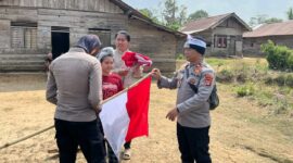 Pembagian dan pemasangan bendera merah putih di Pekon Way Haru, Pesisir Barat, Lampung | Dok. Polsek Ngaras.