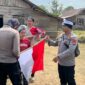 Pembagian dan pemasangan bendera merah putih di Pekon Way Haru, Pesisir Barat, Lampung | Dok. Polsek Ngaras.