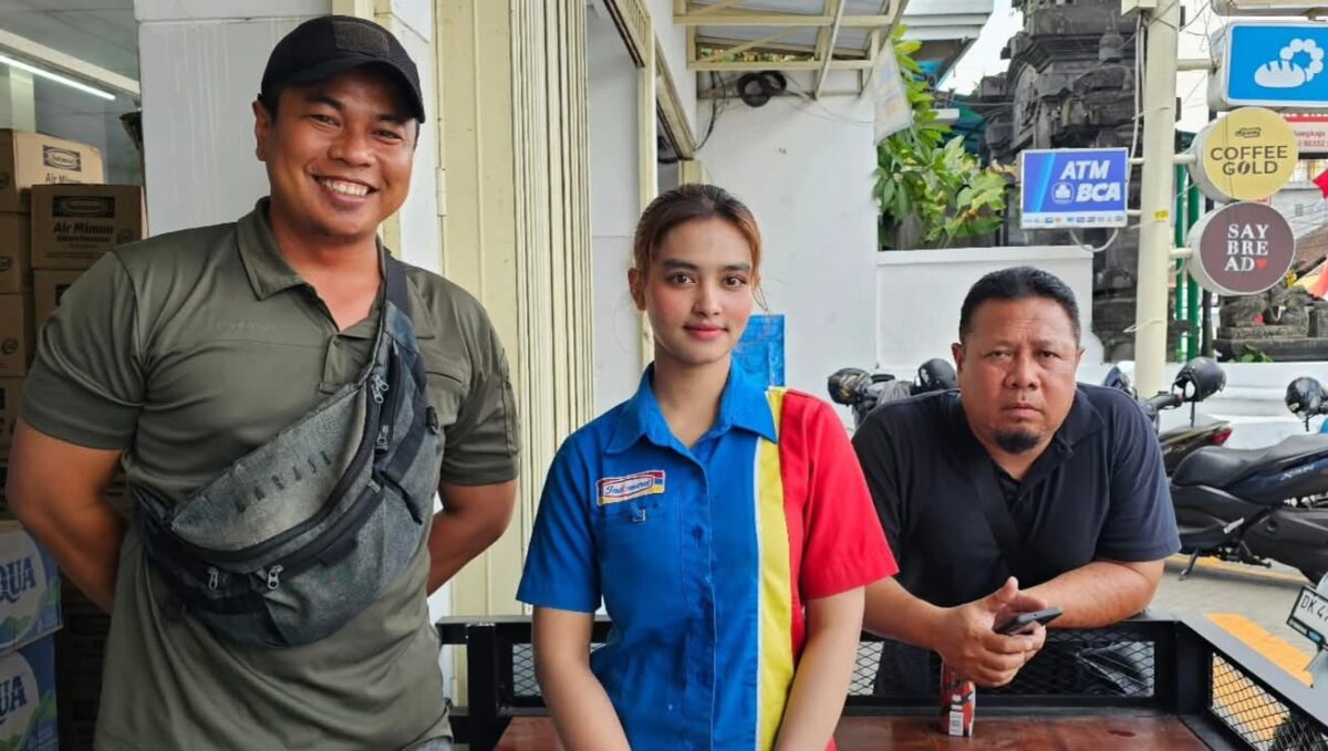 Kondisi Hilda saat foto bersama konten kreator Damar Bali di tempat kerjanya dalam ungahannya, Sabtu 15 Agusttus 2026 | Facebook Damar Bali.