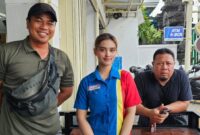 Kondisi Hilda saat foto bersama konten kreator Damar Bali di tempat kerjanya dalam ungahannya, Sabtu 15 Agusttus 2026 | Facebook Damar Bali.