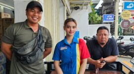Kondisi Hilda saat foto bersama konten kreator Damar Bali di tempat kerjanya dalam ungahannya, Sabtu 15 Agusttus 2026 | Facebook Damar Bali.