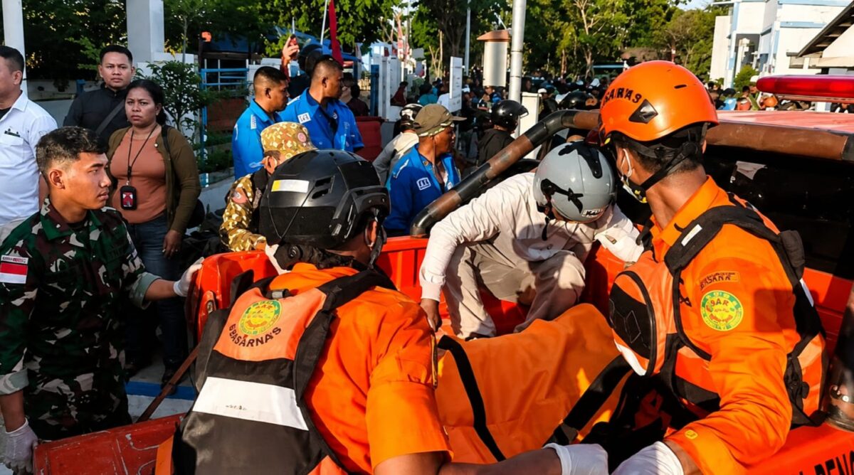 Tim SAR mengevakuasi korban gempa Magnitudo 7,7 di NTT, Sabtu 15 Agustus 2026 | Dok. BASARNAS.